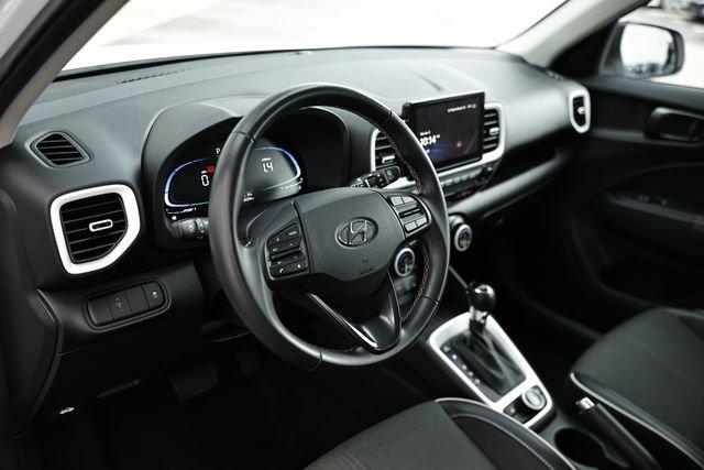 Used 2023 Hyundai Venue Limited image 17