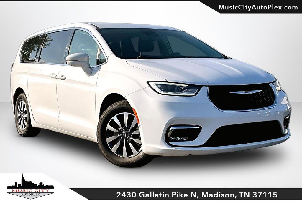 Used 2022 Chrysler Pacifica Touring-L w/ Uconnect Theater Family Group
