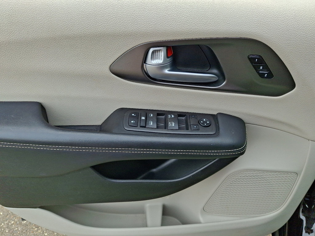 Used 2024 Chrysler Pacifica Touring-L image 22