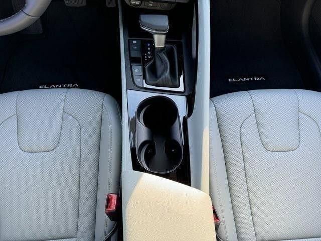Used 2025 Hyundai Elantra Limited FWD image 11