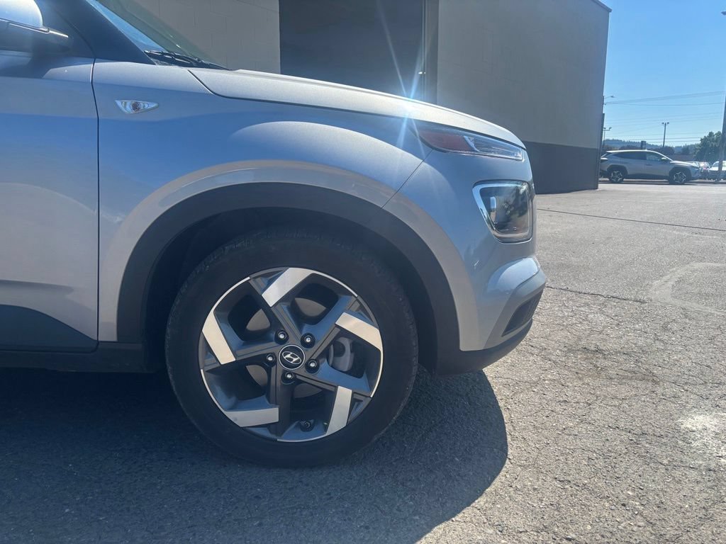 Used 2025 Hyundai Venue SEL FWD image 2