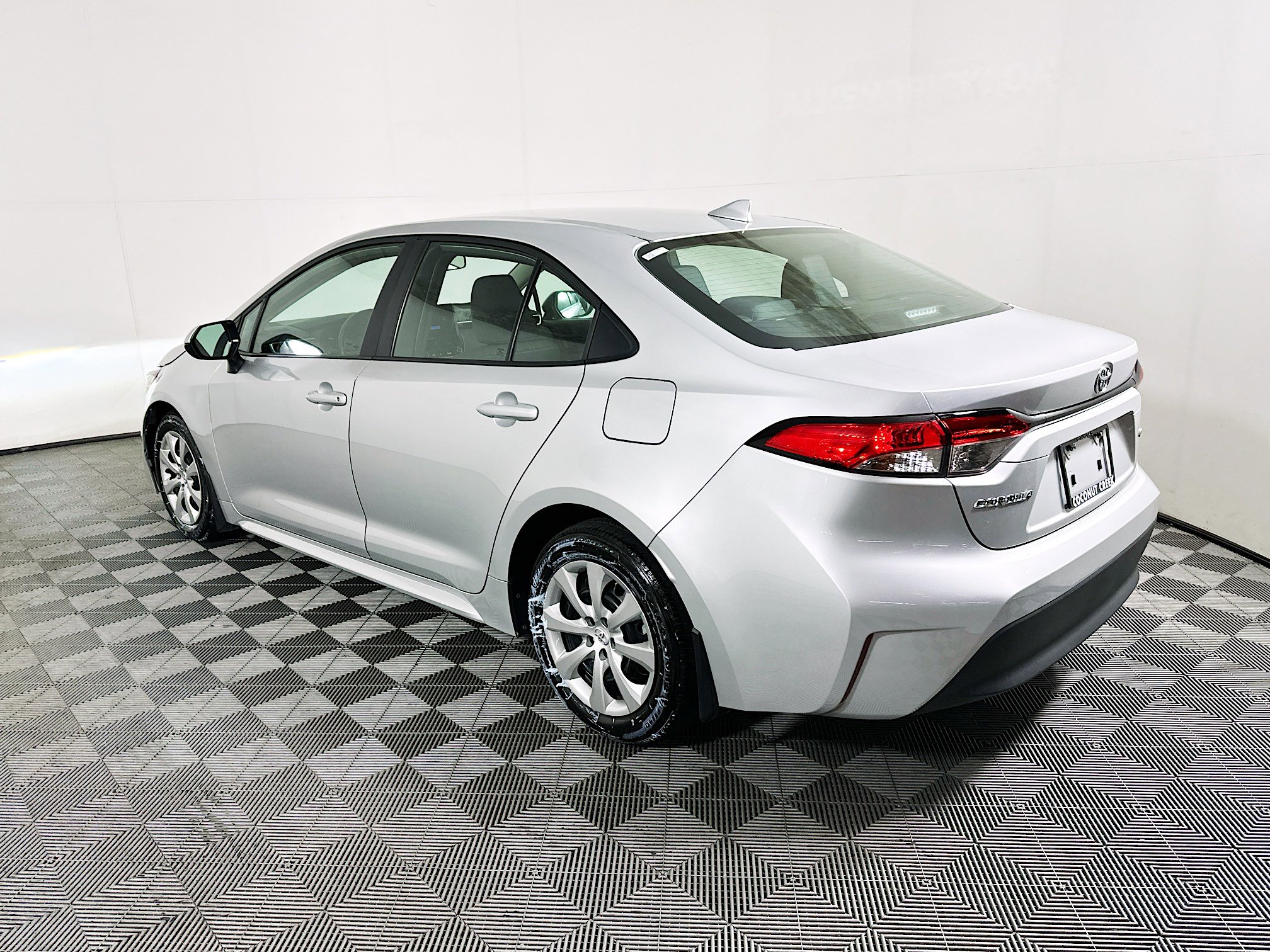 Used 2025 Toyota Corolla LE FWD image 4
