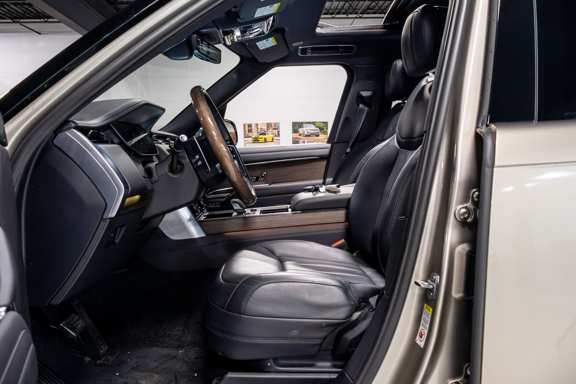 Used 2023 Land Rover Range Rover Long Wheelbase Autobiography image 5
