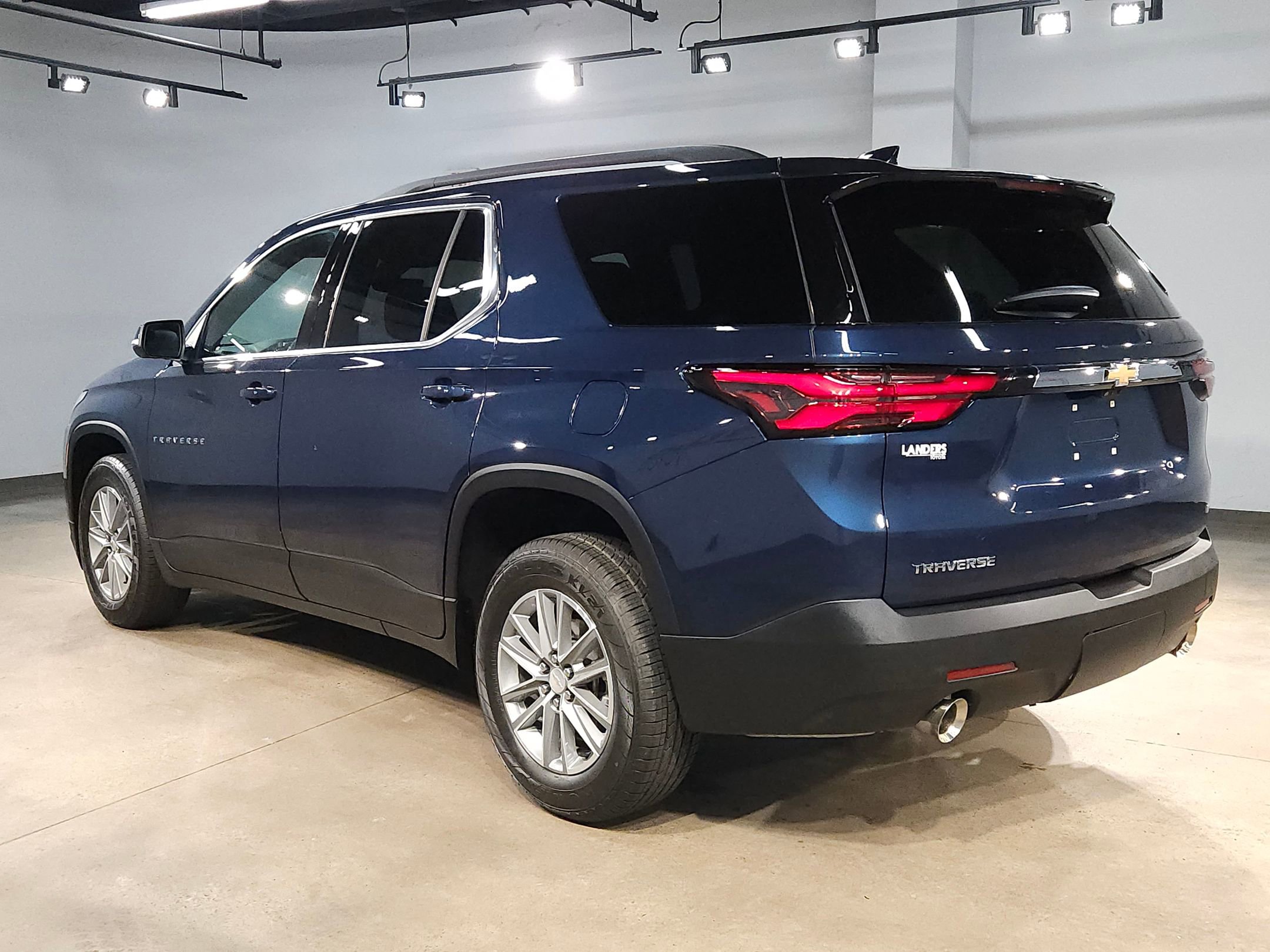 Used 2023 Chevrolet Traverse LT w/ Rear Camera Mirror Package FWD image 5