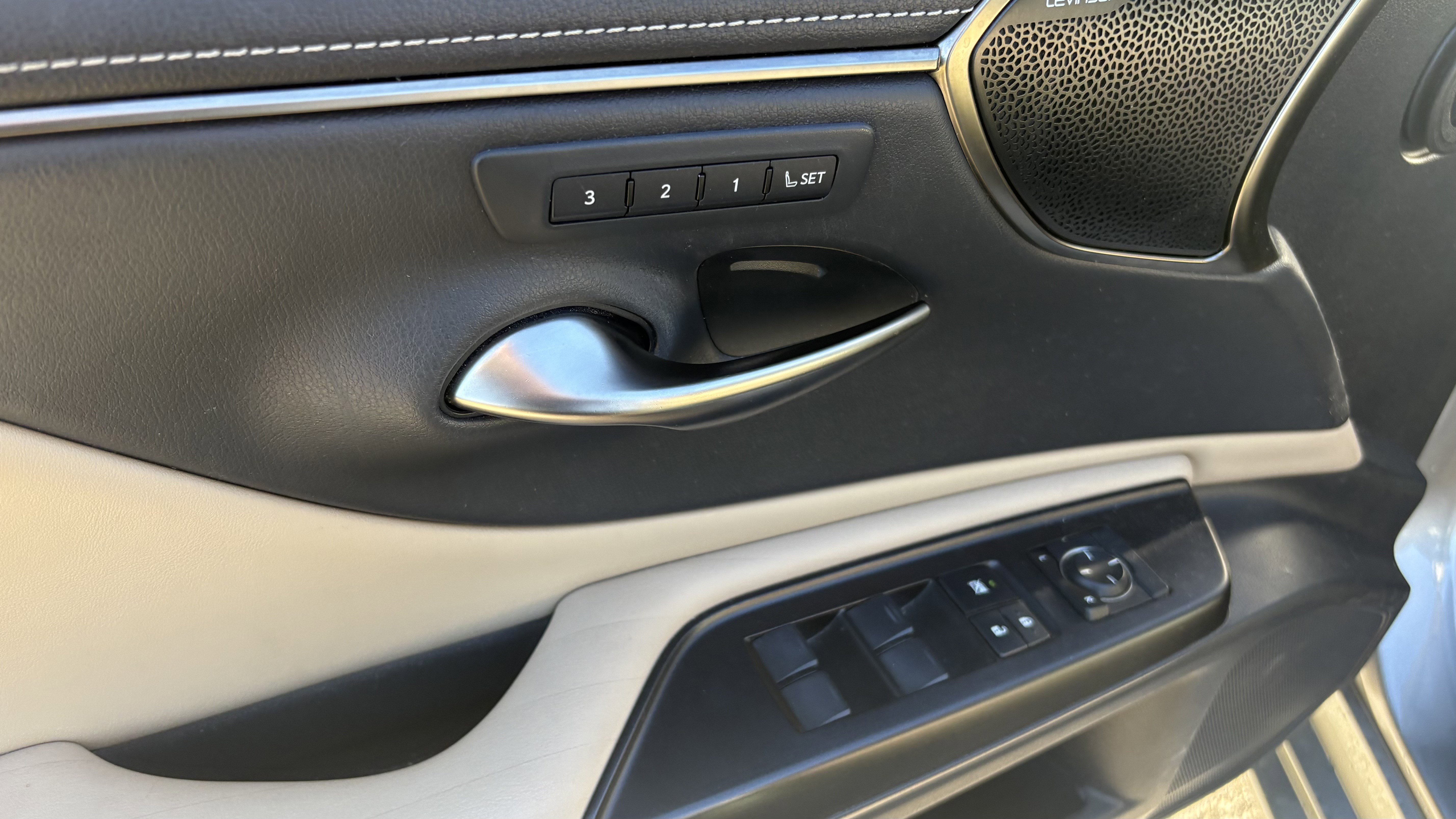 Used 2019 Lexus ES 300h w/ Luxury Package image 17