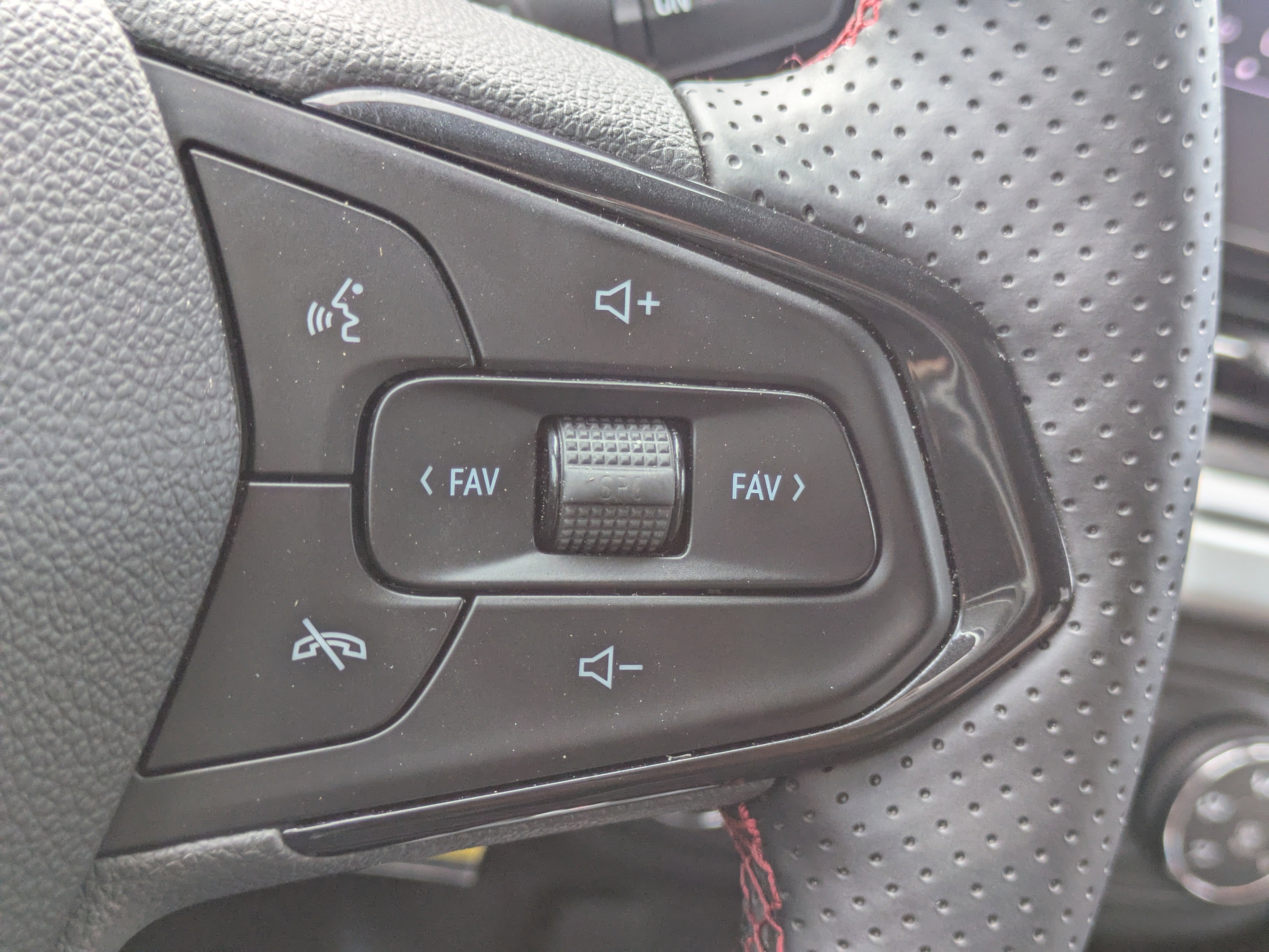 Used 2025 Chevrolet Trax RS w/ Driver Confidence Package FWD image 15