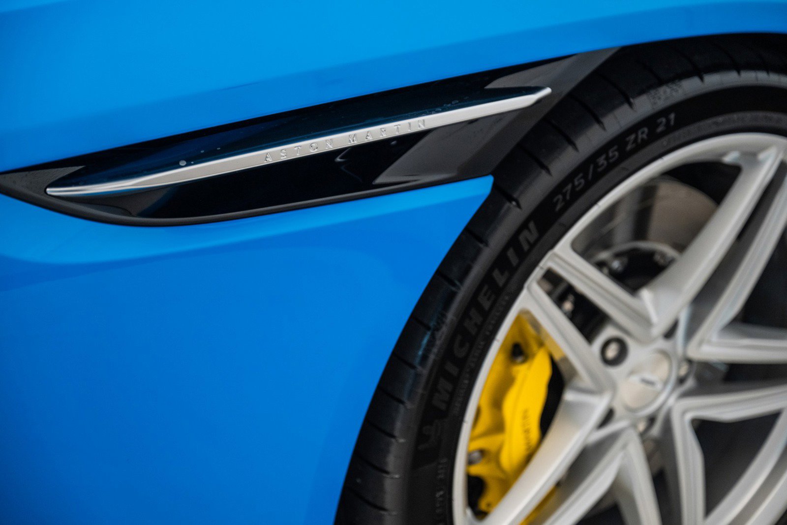 Used 2025 Aston Martin DB12 Volante image 9