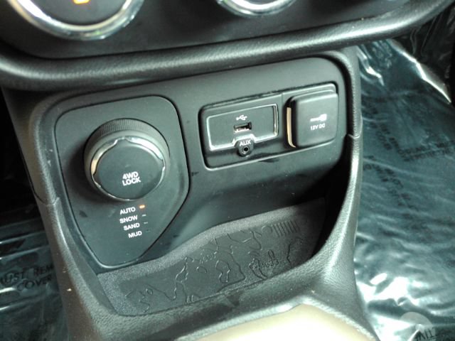 Used 2017 Jeep Renegade Latitude w/ Cold Weather Group AWD/4WD image 40