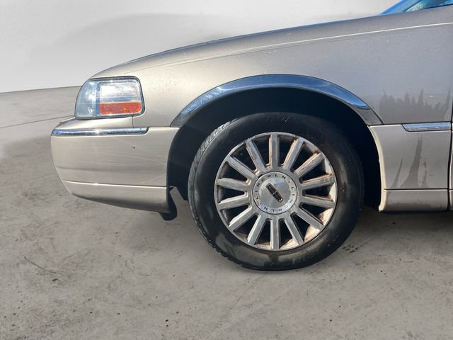 Used 2003 Lincoln Town Car Signature image 14