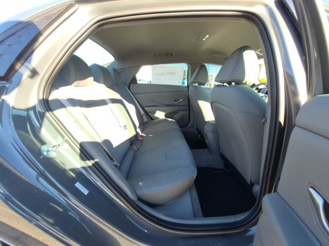 Used 2025 Hyundai Elantra SE FWD image 12