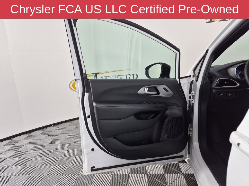 Certified 2025 Chrysler Pacifica Select FWD image 14