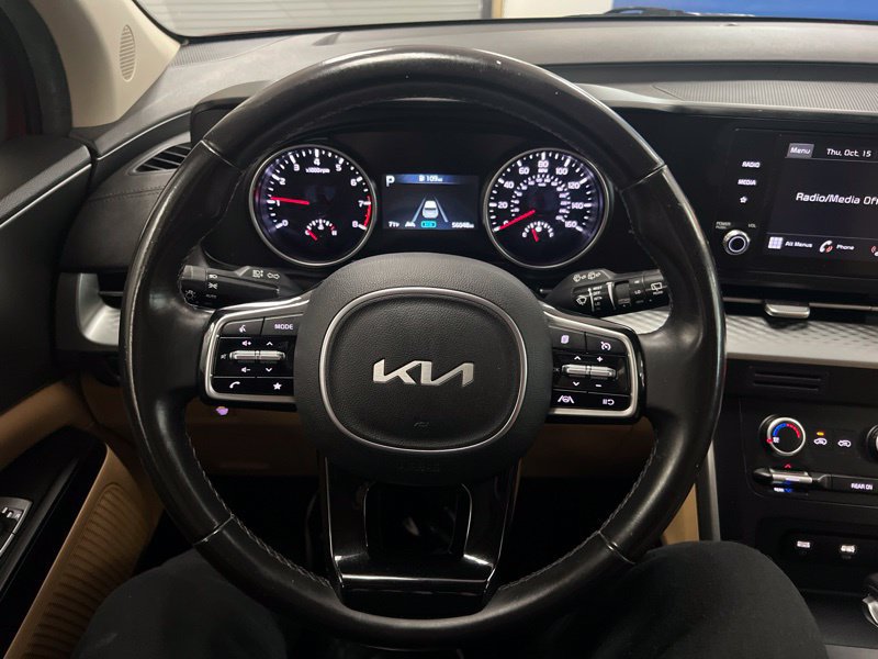 Used 2023 Kia Carnival LX FWD image 24