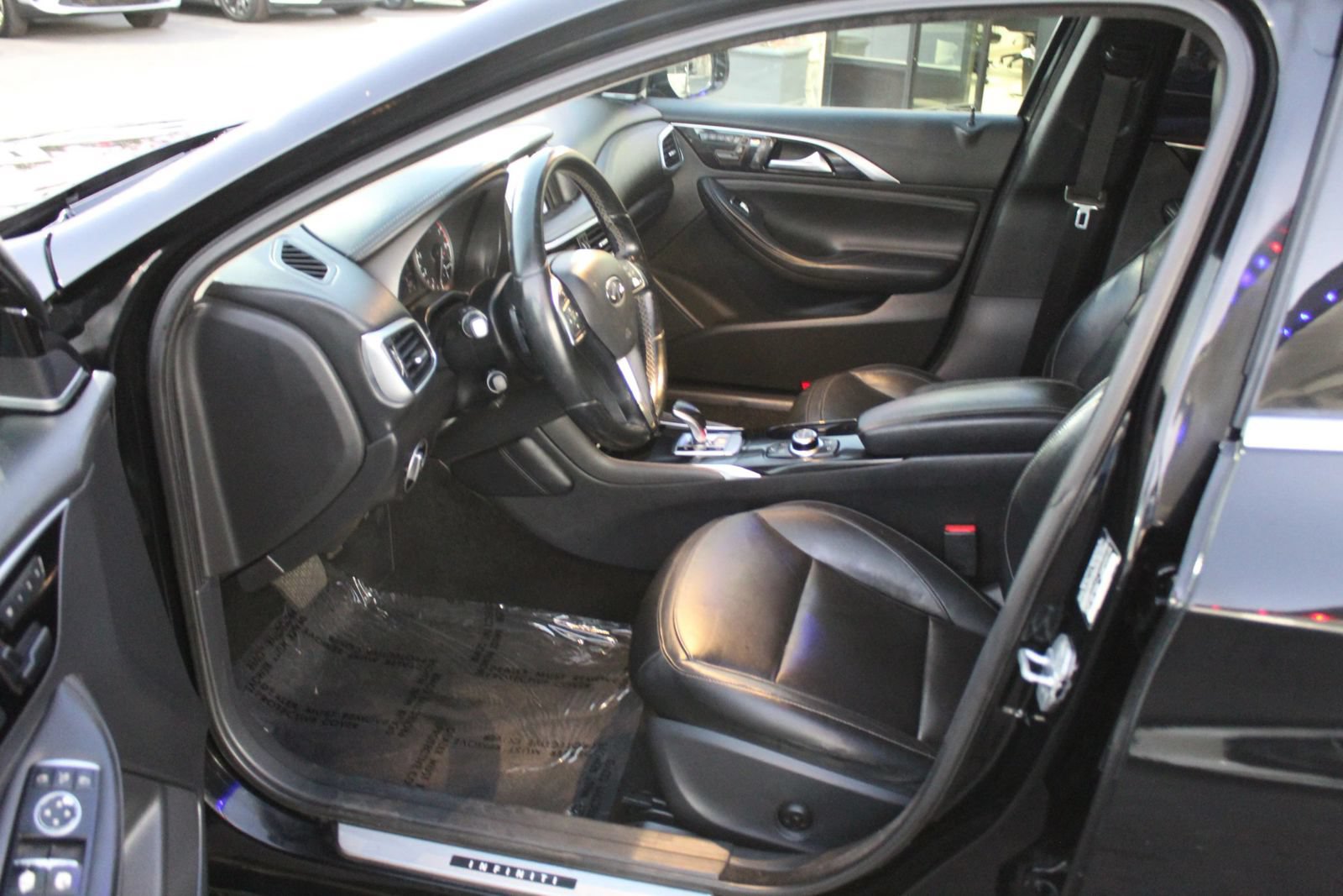 Used 2017 INFINITI QX30 Premium FWD image 9