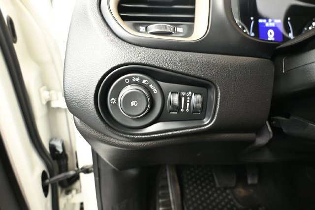 Used 2017 Jeep Renegade Latitude w/ Cold Weather Group AWD/4WD image 23