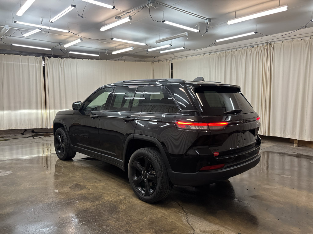 Used 2023 Jeep Grand Cherokee Limited w/ Black Appearance Package AWD/4WD image 9