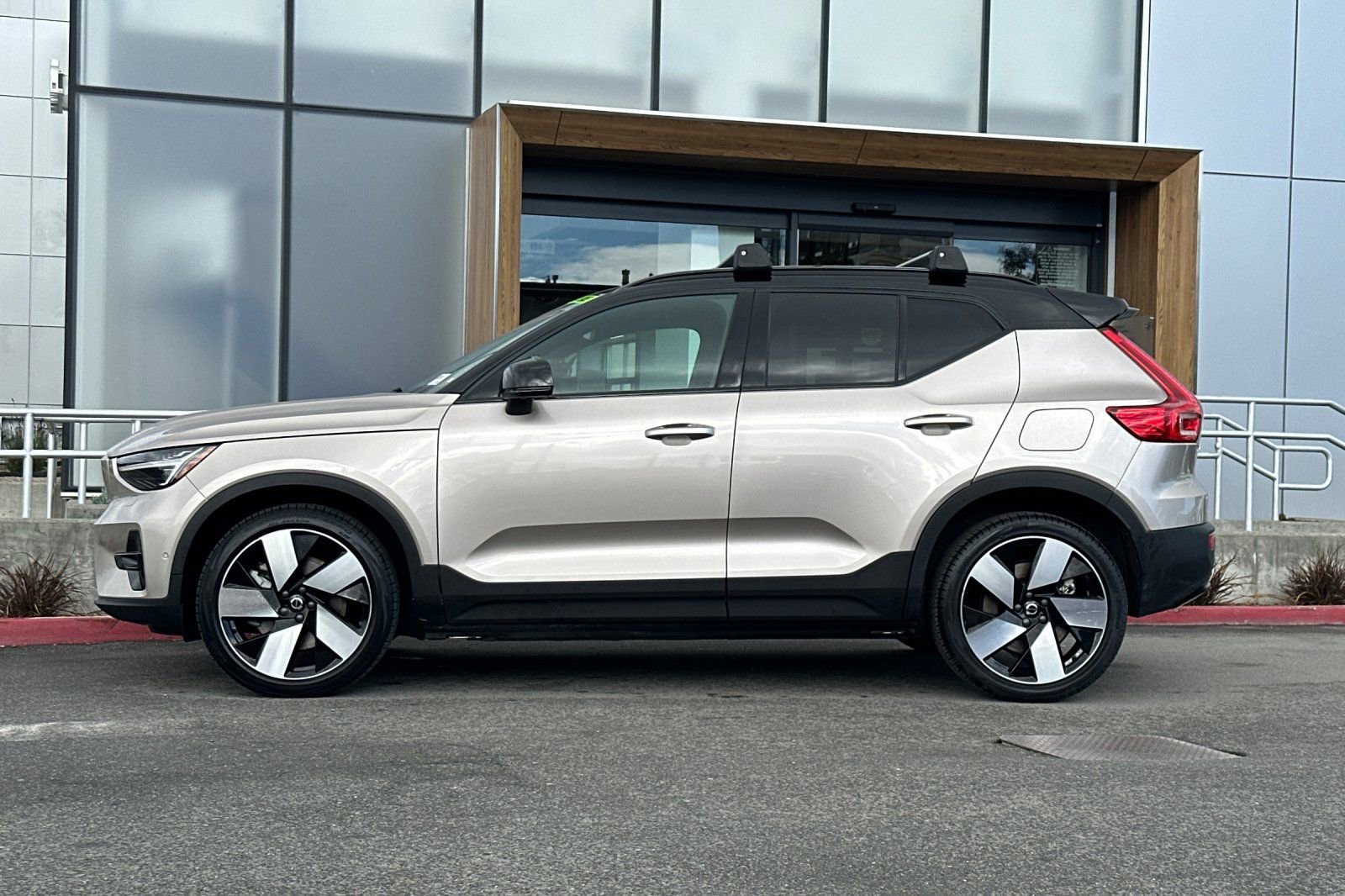 Used 2023 Volvo XC40 Recharge Ultimate w/ Protection Package Premier image 5