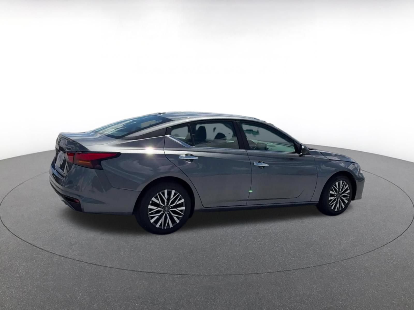 Used 2025 Nissan Altima 2.5 SV FWD image 15