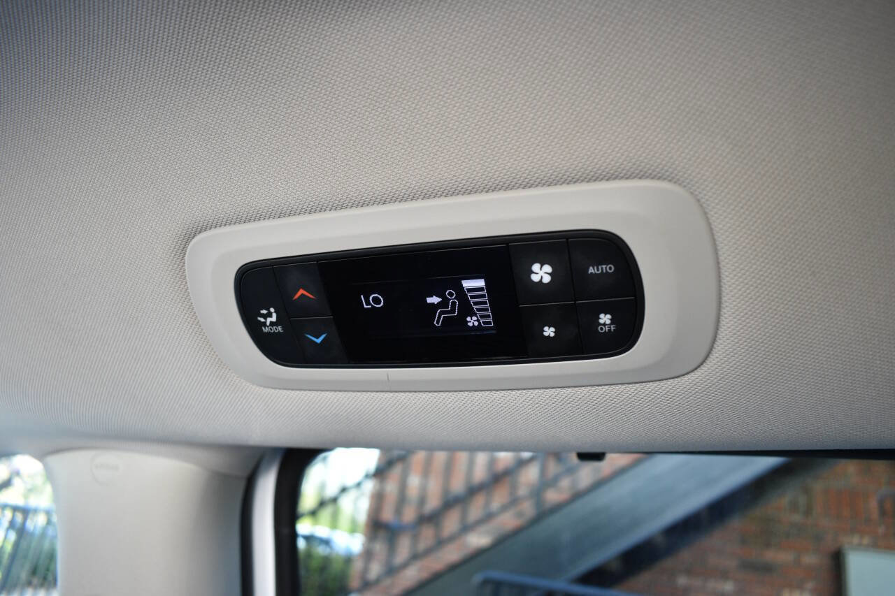 Used 2021 Chrysler Pacifica Touring-L image 14