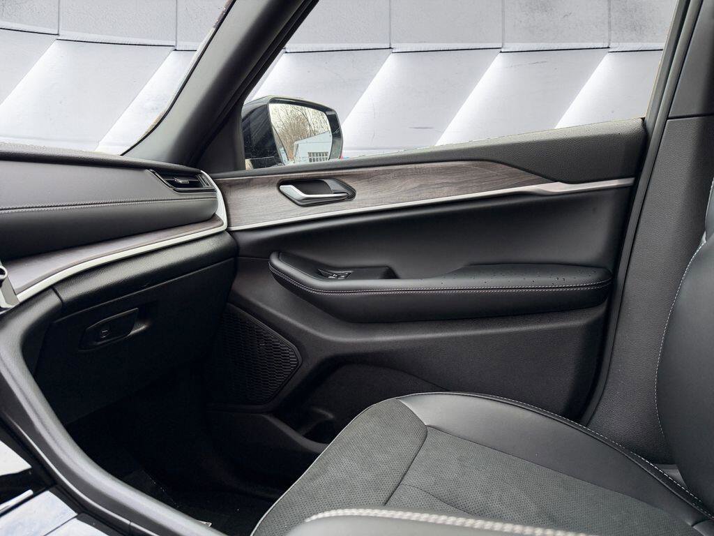 New 2026 Jeep Grand Cherokee Altitude image 10