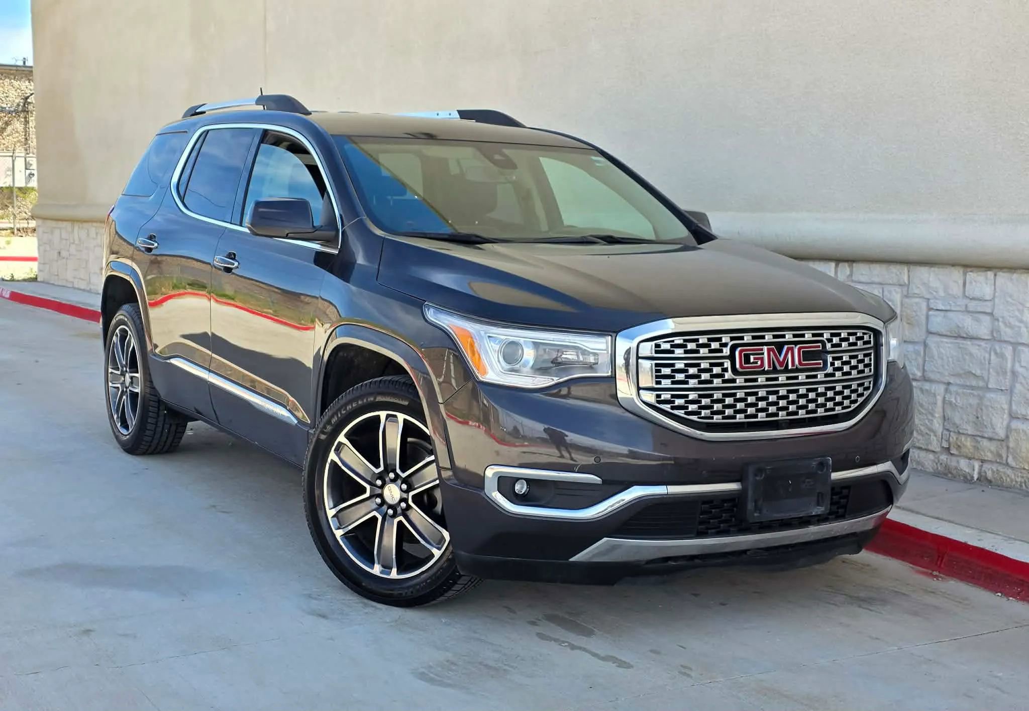 Used 2016 GMC Acadia SLT image 1