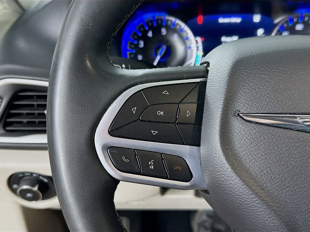 Used 2023 Chrysler Pacifica Touring-L image 24