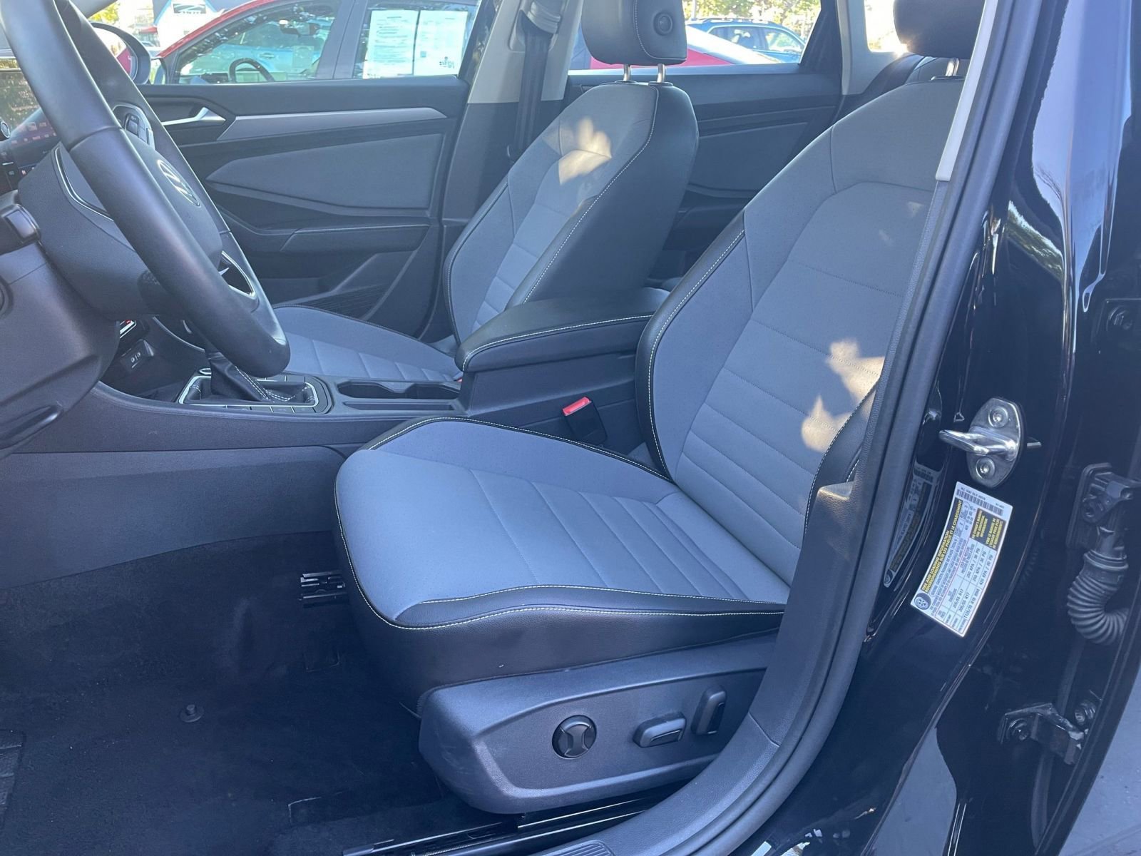 Used 2025 Volkswagen Jetta SE image 30