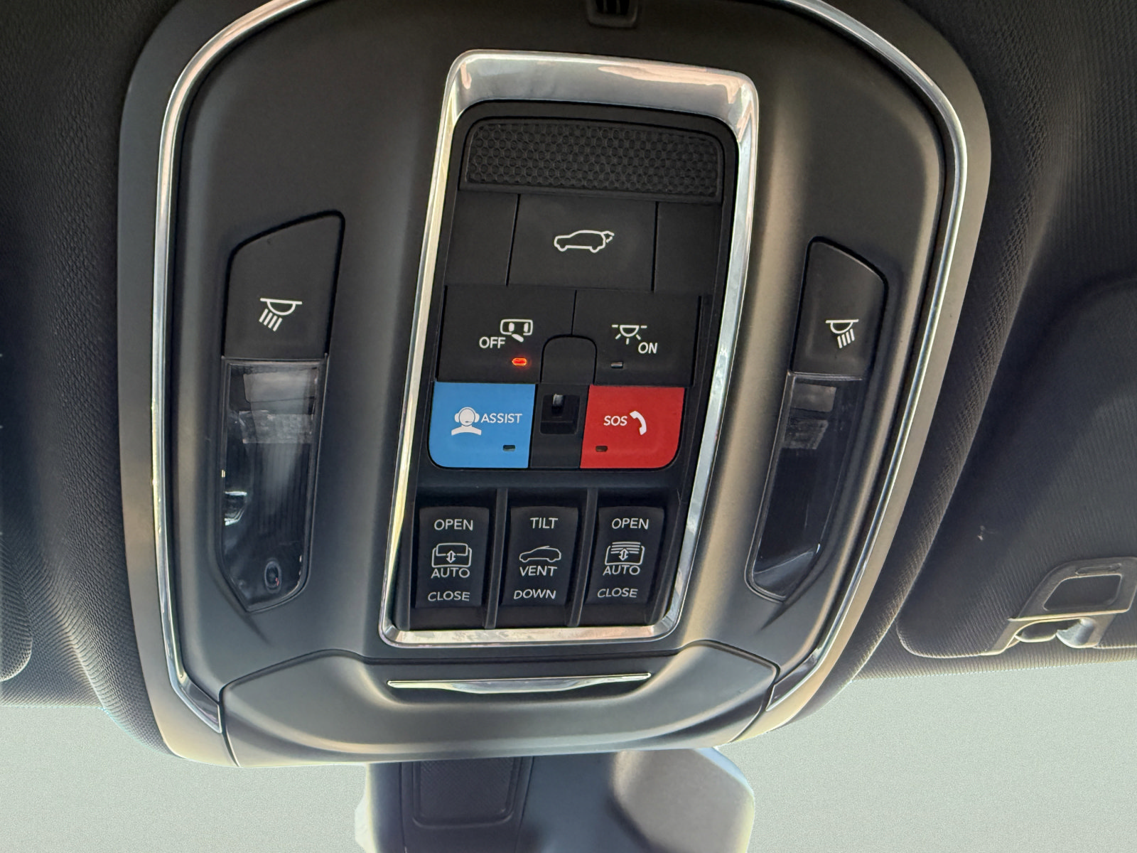 Used 2025 Jeep Grand Cherokee L Overland w/ Advanced Protech Group III AWD/4WD image 37
