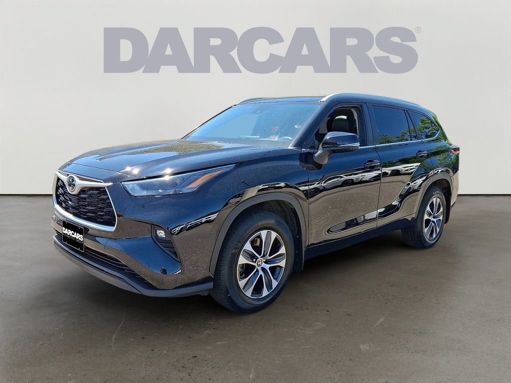 Used 2024 Toyota Highlander XLE AWD/4WD image 3