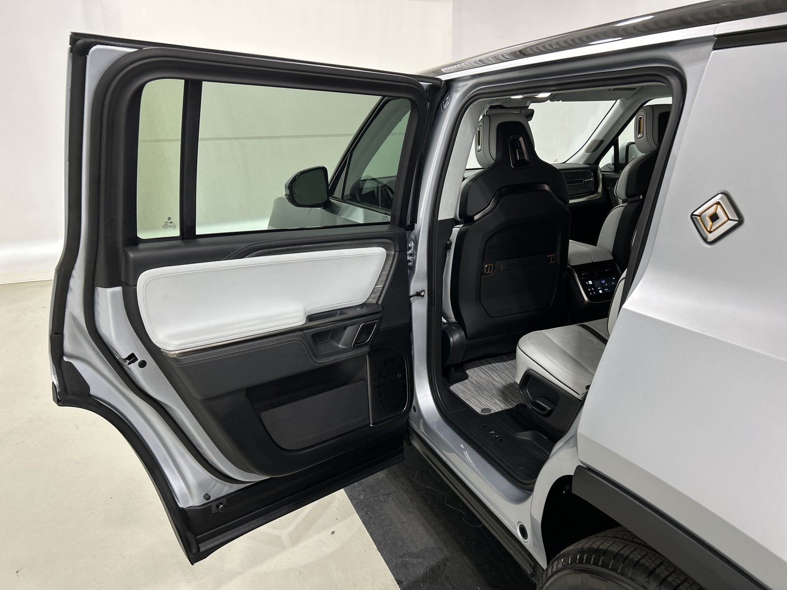 Used 2024 Rivian R1S Adventure AWD/4WD image 17