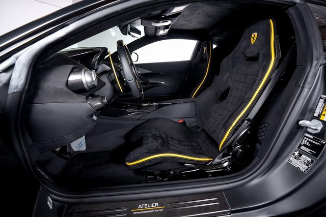 Used 2022 Ferrari 812 Competizione image 4