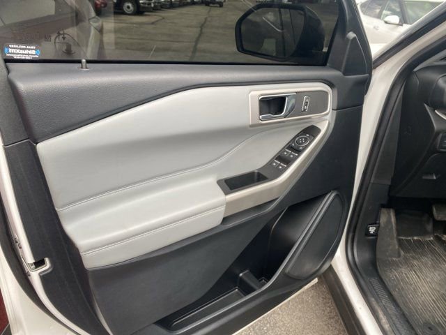 Used 2022 Ford Explorer XLT w/ Equipment Group 202A image 9