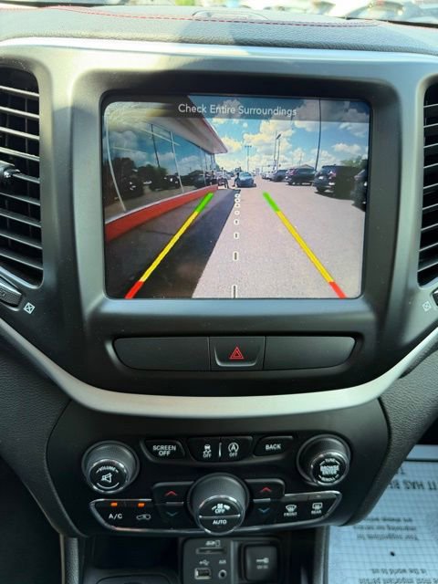 Used 2018 Jeep Cherokee Trailhawk AWD/4WD image 23