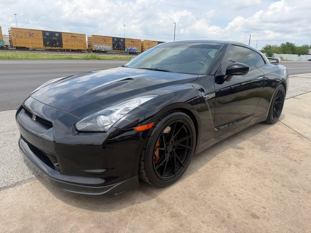 Used 2010 Nissan GT-R Premium AWD/4WD image 2