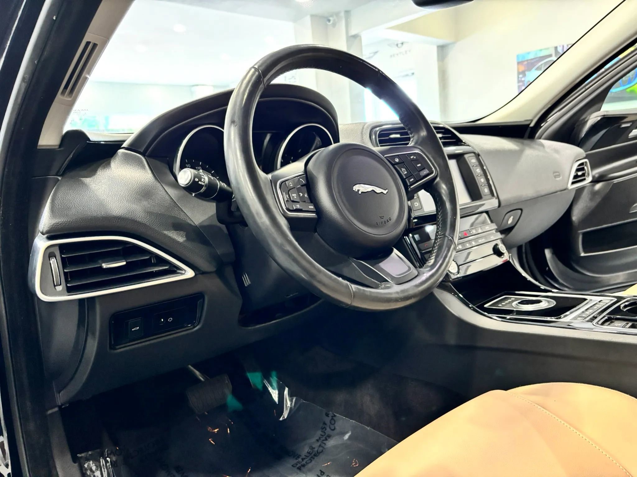 Used 2017 Jaguar XE Premium image 9