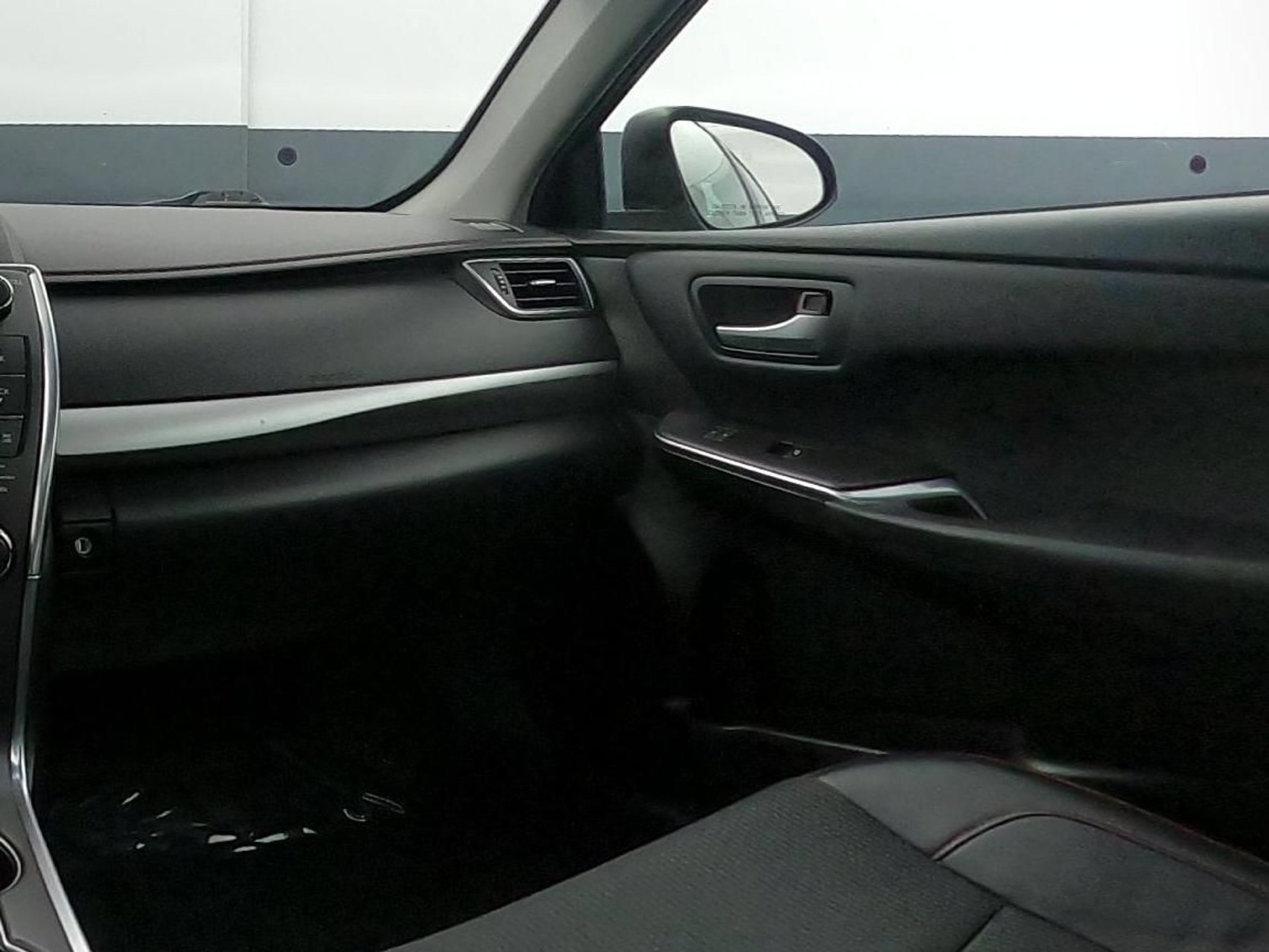 Used 2016 Toyota Camry SE w/ Moonroof Package FWD image 28