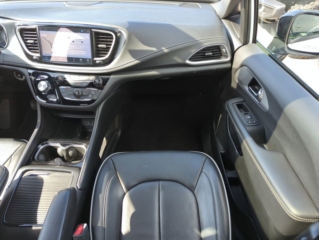 Used 2025 Chrysler Pacifica Limited image 14