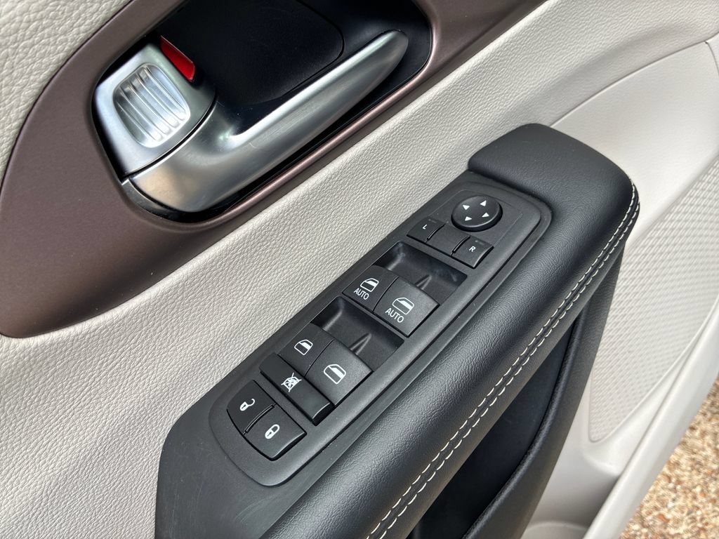 Used 2023 Chrysler Voyager LX FWD image 12