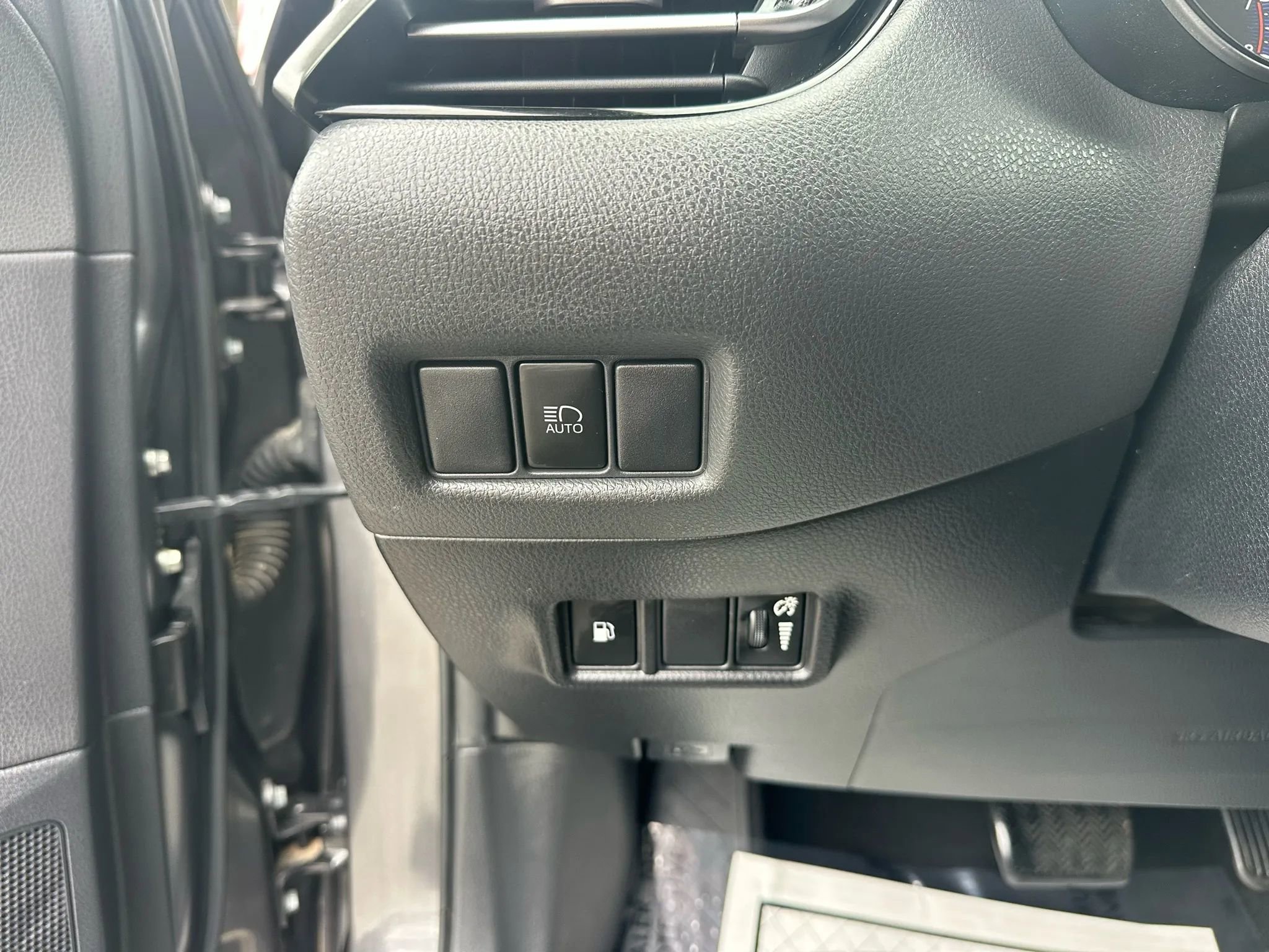 Used 2019 Toyota C-HR LE image 22