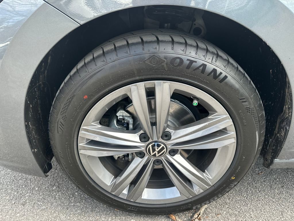 Certified 2024 Volkswagen Jetta SE image 2