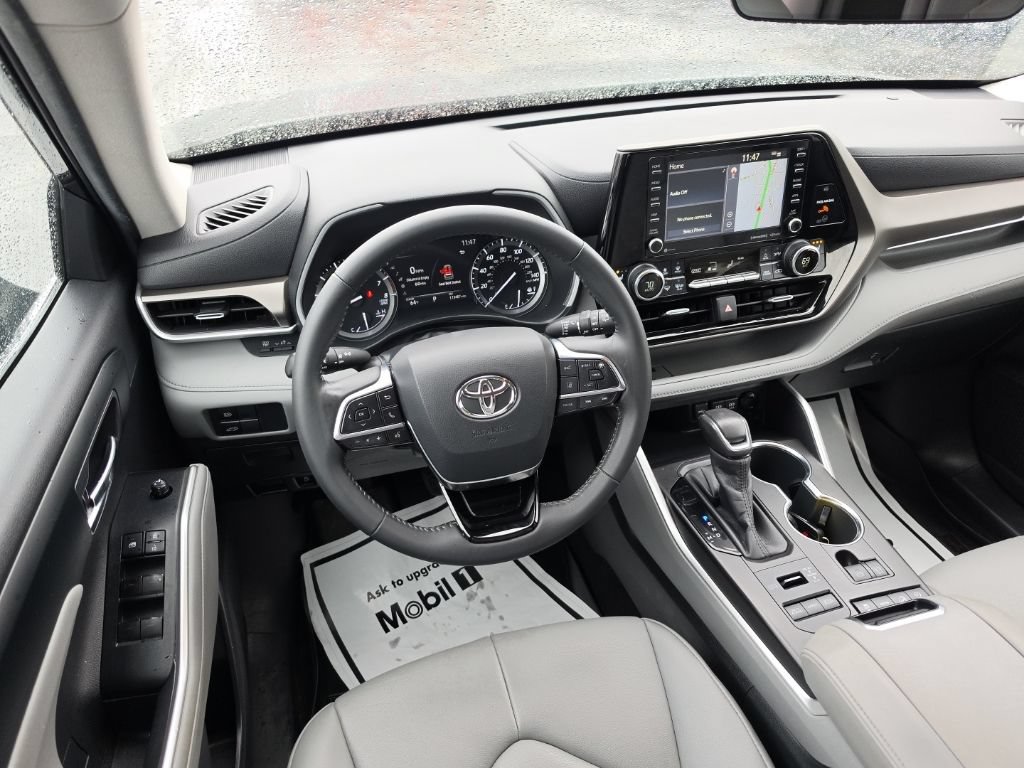 Used 2020 Toyota Highlander XLE AWD/4WD image 7