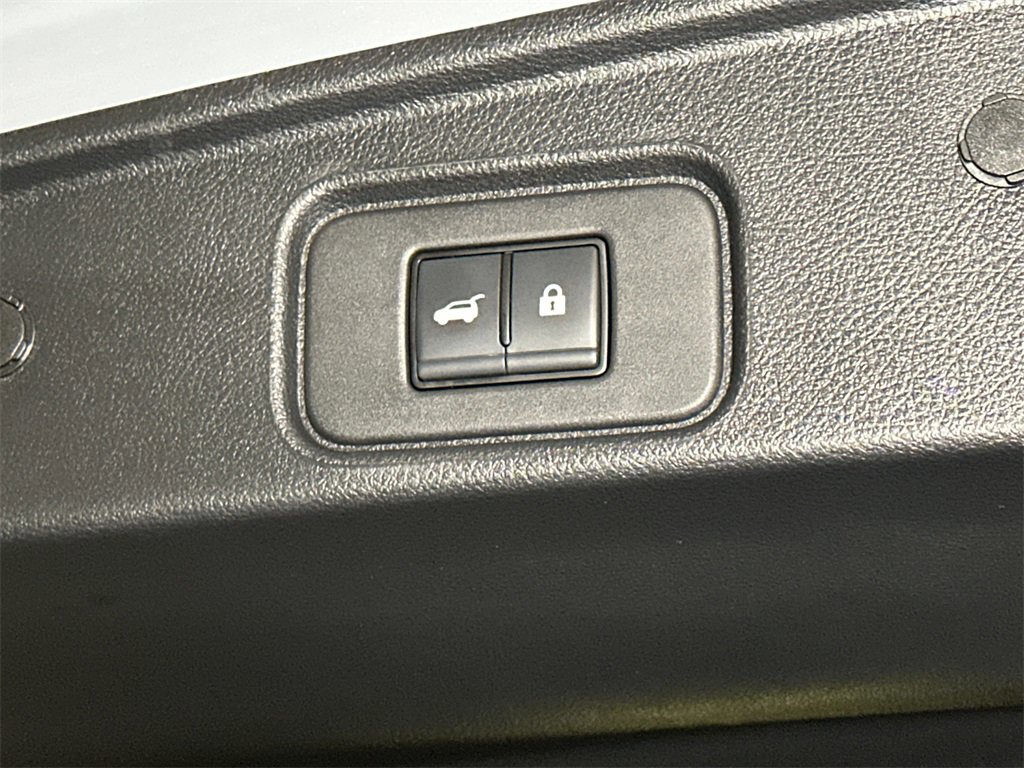 Used 2023 Nissan Pathfinder Platinum image 7