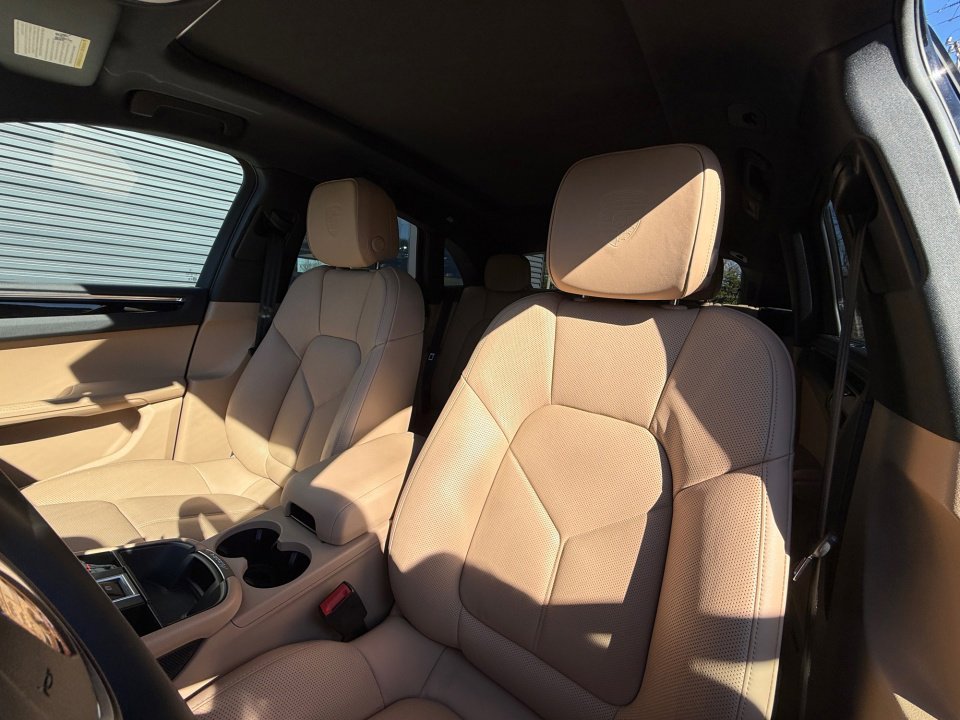Certified 2025 Porsche Macan image 12