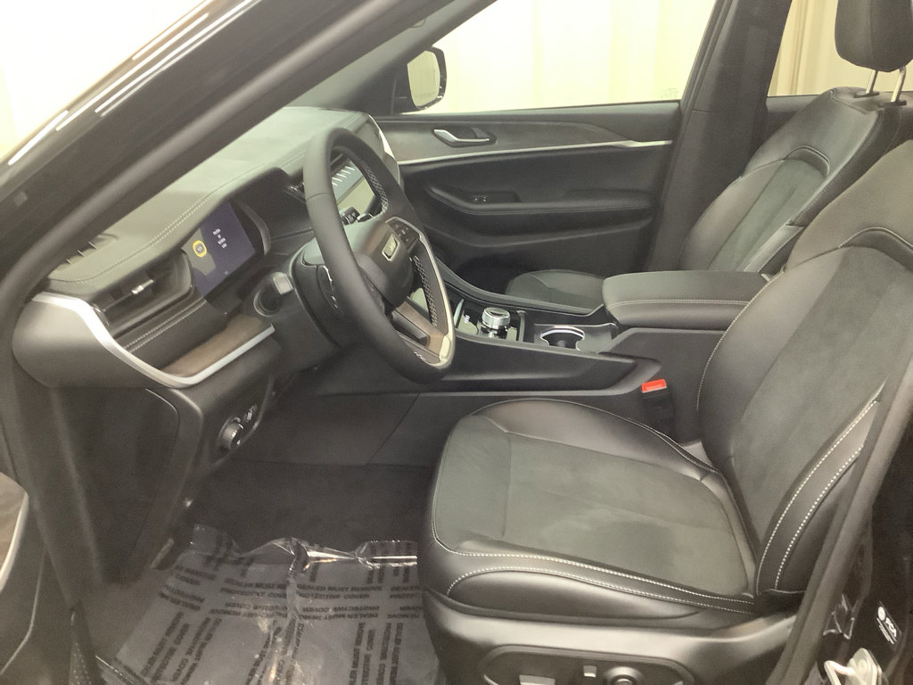 New 2026 Jeep Grand Cherokee Altitude image 14