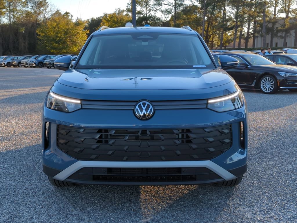 Certified 2025 Volkswagen Tiguan SE image 9