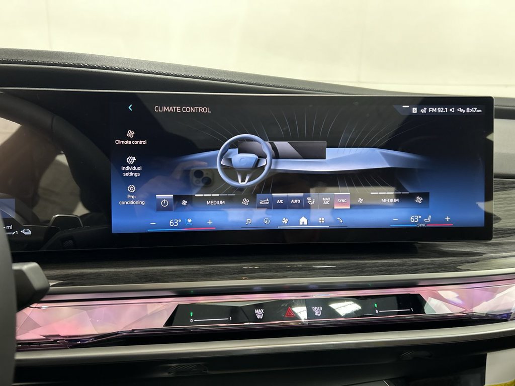 Used 2026 BMW 750e xDrive w/ Premium Package AWD/4WD image 19