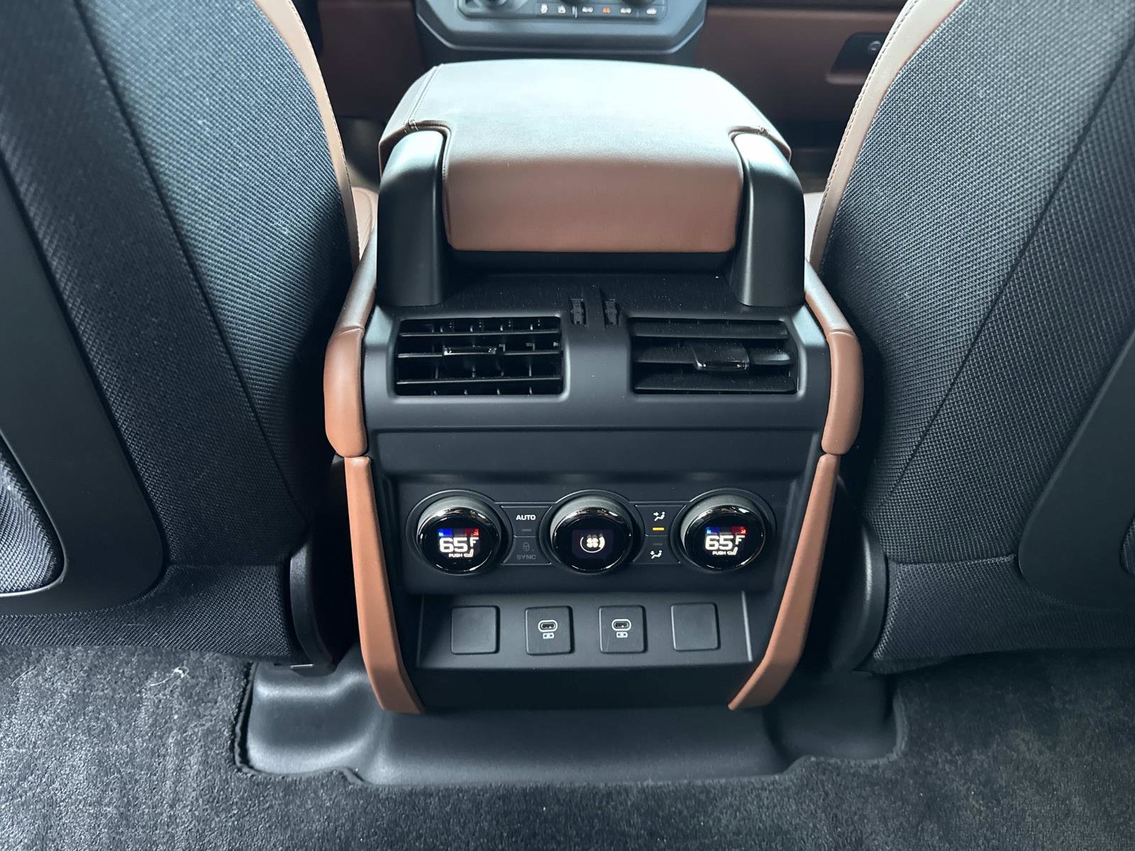 Used 2025 Land Rover Defender 110 image 16