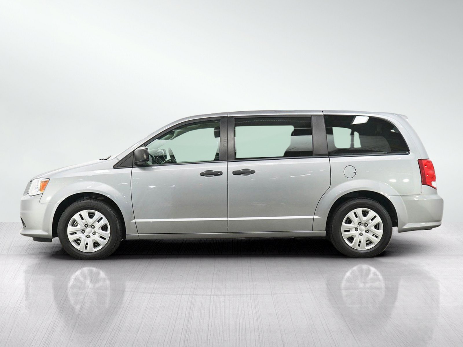 Used 2020 Dodge Grand Caravan SE w/ UConnect Hands-Free Group FWD image 2