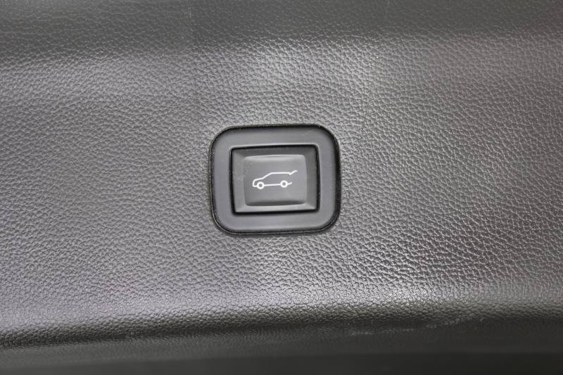 Used 2023 Buick Enclave Essence w/ Sound and Sites Package AWD/4WD image 16