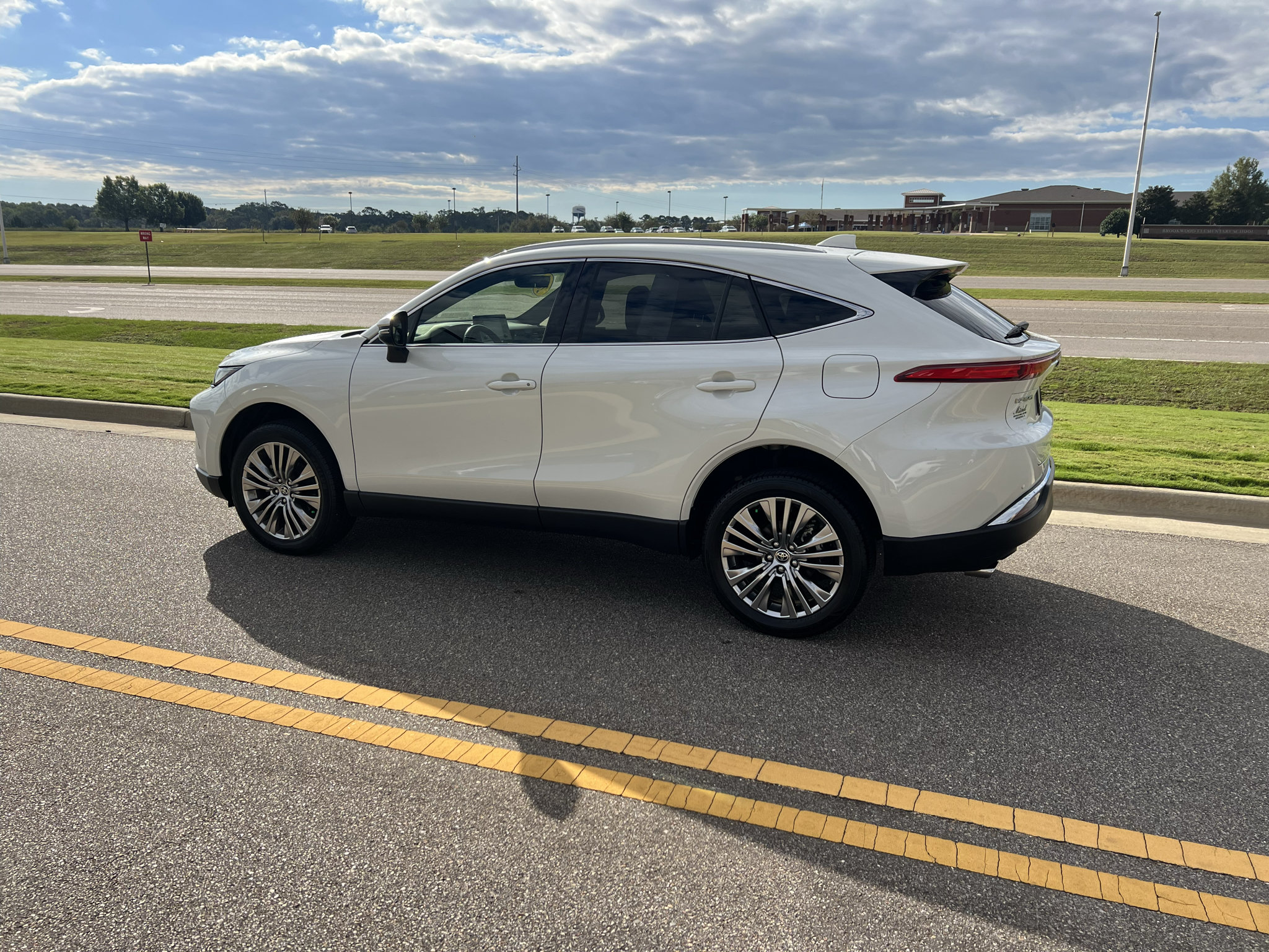Used 2022 Toyota Venza XLE AWD/4WD image 9