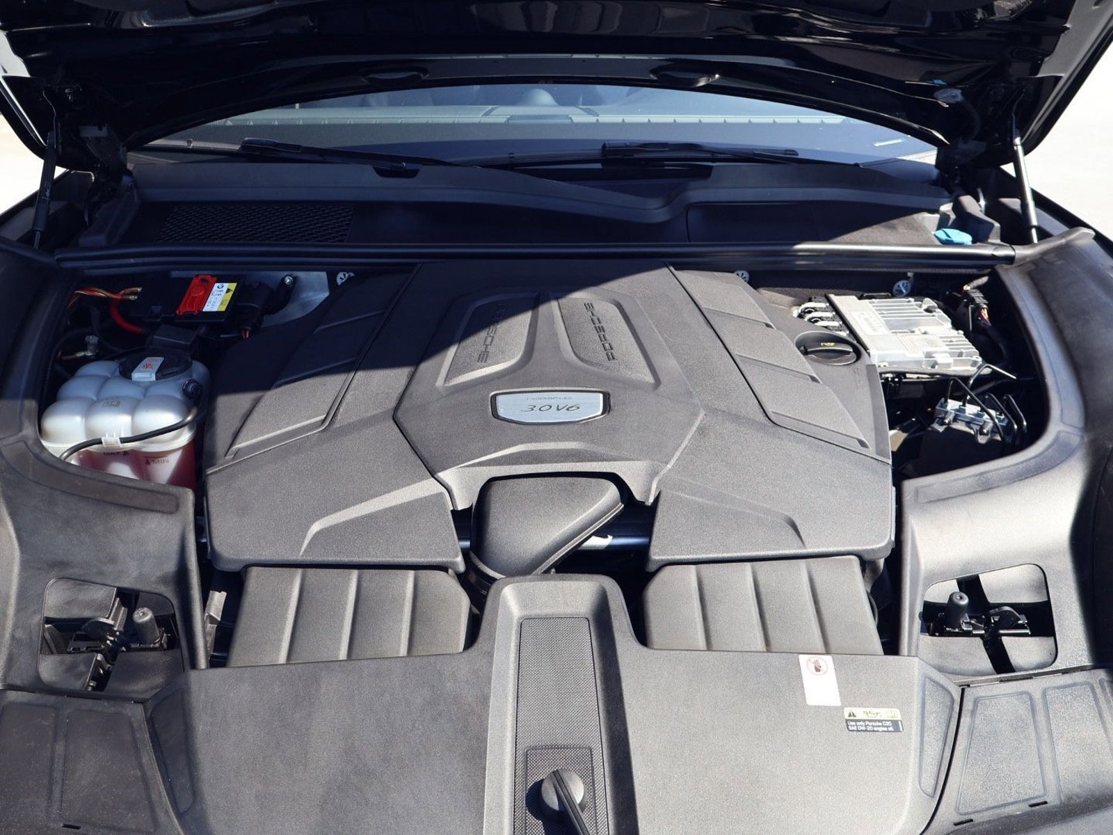 Certified 2022 Porsche Cayenne Platinum Edition AWD/4WD image 26